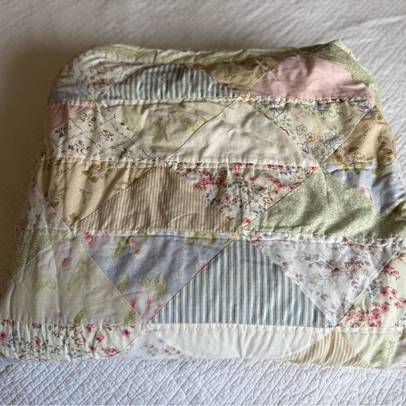 Spring time patchwork quilt - Picture 4 of 4